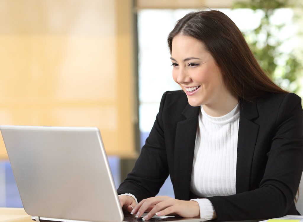 Woman at computer watching KCS v6 Fundamentals Self-paced course