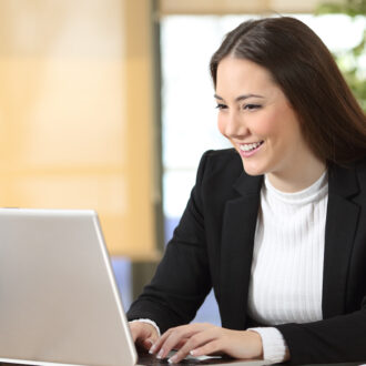 Woman at computer watching KCS v6 Fundamentals Self-paced course